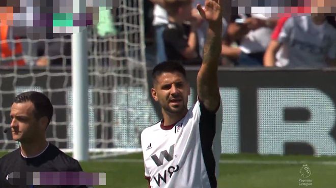 网红“小溥仪”现场观战北京国安比赛，与张稀哲合影留念（“小溥仪”网红现身国安主场观赛，与张稀哲同框留念）