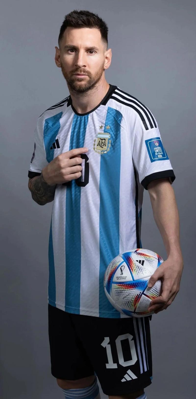 重庆球迷邀请“铁帅”李章洙吃火锅：李章洙很喜欢重庆的麻辣（重庆球迷邀“铁帅”李章洙品火锅：他称赞重庆麻辣）