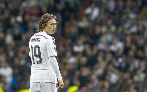 两万球迷观看新诺坎普首堂训练课，阿劳霍盛赞球场并感谢球迷（两万球迷见证新诺坎普首次公开训练，阿劳霍盛赞球场并向球迷致谢）