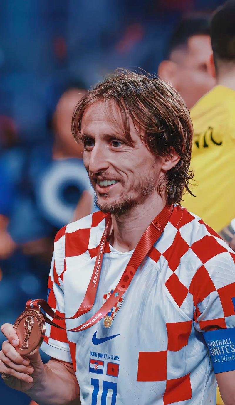 世体：阿隆索回归获利物浦球迷热烈欢迎，阿诺德却遭嘘声相待（世体：阿隆索回归获红军球迷热捧，阿诺德反遭嘘声）