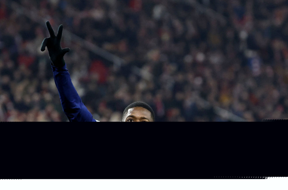 球迷现场尖叫不断（球迷现场尖叫声此起彼伏）