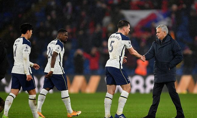 “封神”助力续航绿茵梦想，新鹏城与台铃举行车辆交付仪式（台铃“封神”护航绿茵征程，新鹏城举行车辆交付仪式）