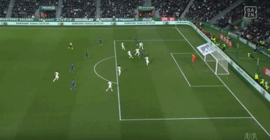 巴萨梅西任意球破门助球队领先（梅西任意球建功，巴萨先拔头筹）